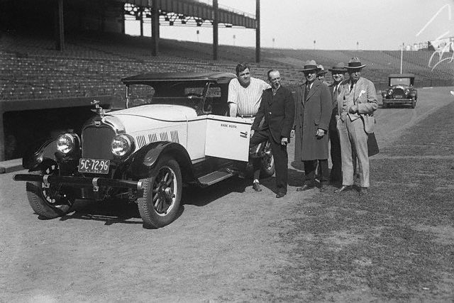 01.BabeRuthreceivinga1926AuburnRoadsterasagift.jpg
