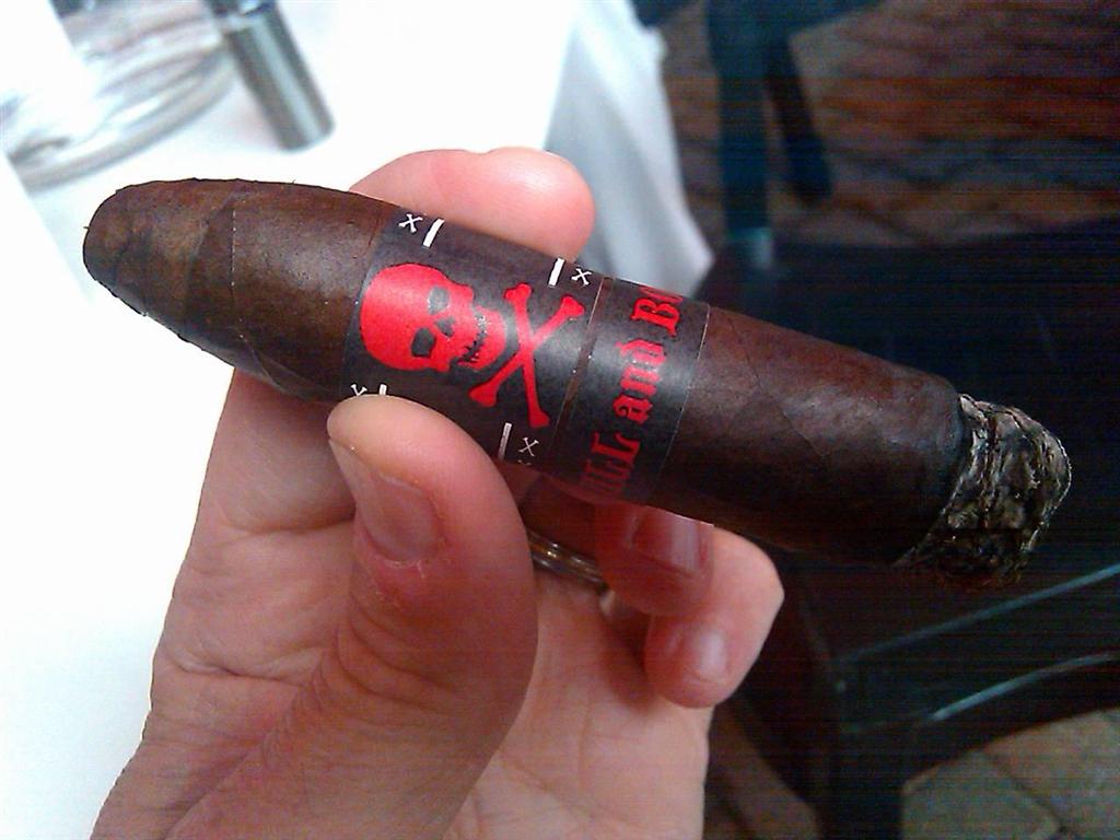 cigar Viaje Skull and Bones (Large).JPG