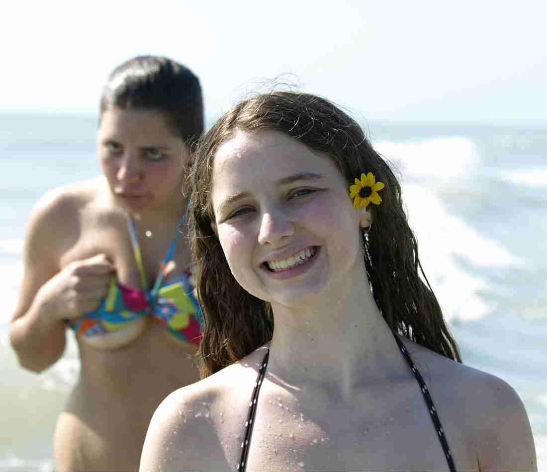 bikini_derp_photobomb.jpg