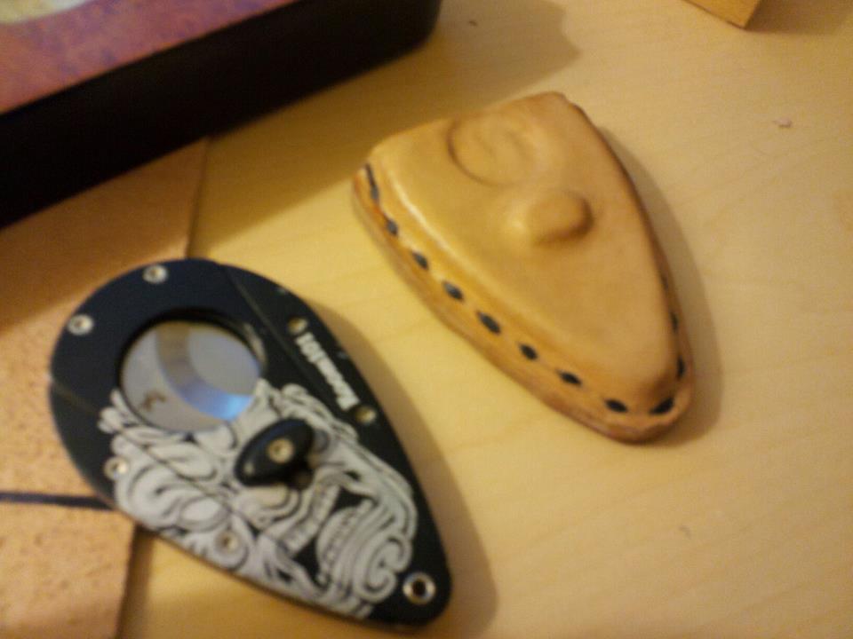 cigar sheeth and cutter.jpg